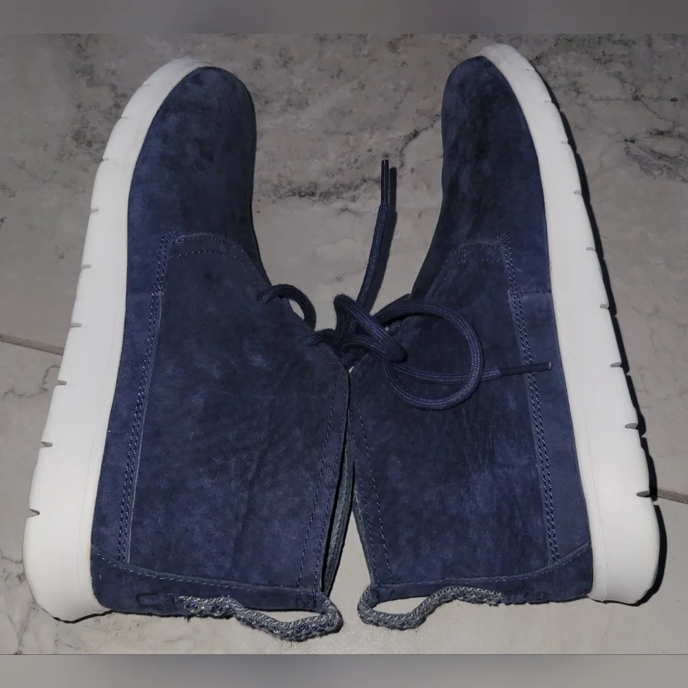 UGG Freamon‎ Mens 7/Womens 9 Unisex Blue Suede Chukka Shoes Boots Like New